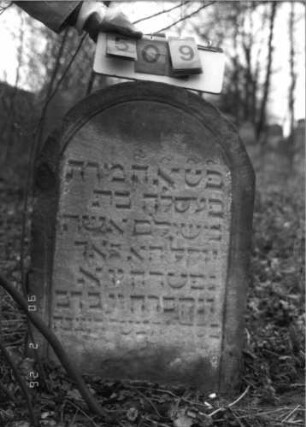 Grabstein 509 (Index: 100115463) Material: Sandstein Zustand: verwittert Maße HxBxT: 84x55x12 cm Beschreibung: Stele mit Rundbogenabschluß, eingetieftes Schriftfeld: Grabstein 509