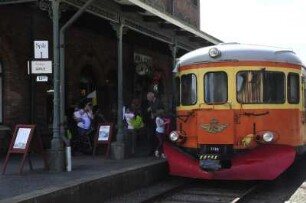 Kleinstadt Nora - Triebwagen der Museumsbahn : Am Bahnhof steht ein historischer Triebwagen der Museumsbahn, aufgenommen in der Kleinstadt Nora am 26. Juli 2012