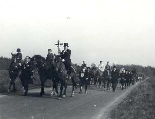 Osterreiter in Sollschwitz : Gesellschaftliche Volkskultur - Frühling. Ort: Sulšecy / Sollschwitz. Wittichenauer Osterreiter am späten Nachmittag vor Sollschwitz