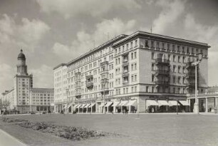 Berlin Friedrichshain, Nordseite der Frankfurter Allee, Ecke Bersarinstraße : Frühere Stalin-Allee