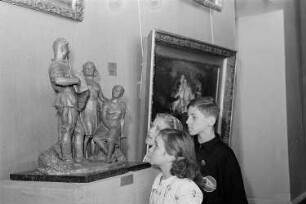 Ausstellung der Sowjetunion im Gebäude des Finanzministeriums der DDR am Werderschen Markt anlässlich der III. Weltfestspiele in Berlin : Ausstellungsbesucher vor einer Plastik
