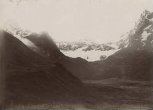 Oberes Collanestal des Cerro Altar. Im Hintergrund die Caldera mit dem Calderagletscher, rechts die höchste Spitze, der Obispo; links die Canonico-Spitze