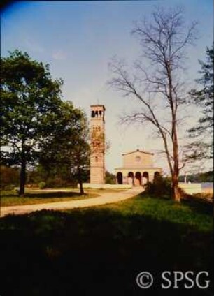 Potsdam, Park Sacrow, Blick unweit der Römischen Bank auf die Heilandskirche.