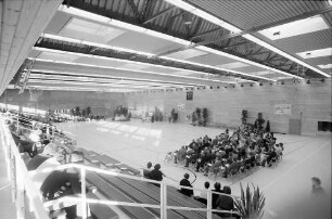 Freiburg: Einweihung Uni-Sportstadion, Publikum in der neuen Sporthalle