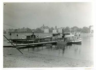 Dresden, Johannstadt, Elbfähre "Martha" an der Anlegestelle auf Johannstädter Seite mit Blick über die Elbe