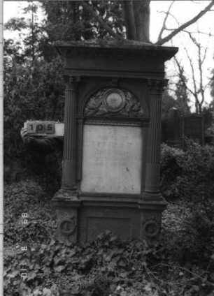 Grabstein 105 (Index: 100093882) Maße HxBxT: 234x105x30 cm Symbolik: Säulen, Kränze mit Bändern, Stern, Blätter, Verzierungen: Grabstein 105