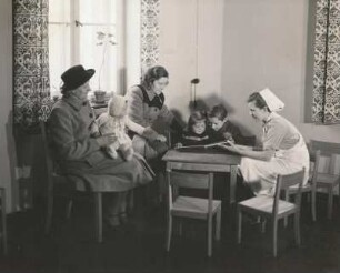 Dresden-Löbtau. Poliklinik, Kinderabteilung. Mütter mit Kindern und Krankenschwester im Wartezimmer