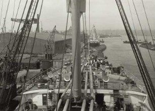 Hamburg, Hafen : Hamburg. Hafen. Blick von der Brücke eines Seeschiffes auf Vorschiff und Hafenanlagen