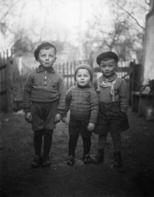 Mittelsachsen, Gruppenportrait dreier Jungen : Mittelsachsen. Gruppenportrait dreier Jungen