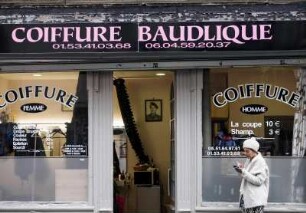 Frankreich. Ile de France. Paris. Paris 18e. Arrondissement des Buttes Montmartre. Rue Baudelique. Friseur Salon