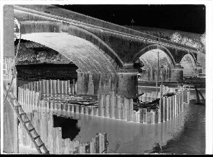 Staustufe Steinbach. Ansicht der alten Mainbrücke in Lohr a.Main. Baumaßnahmen am Brückenpfeiler.