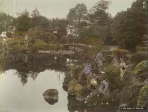 Frauengesellschaft in einem Park in Hikone