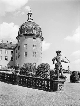 Piqueur : Moritzburg. Jagdschloss. Auffahrt mit Piqueur am Haupteingang