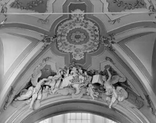Stuckdekoration (Engel und Putten halten ein Schriftband)