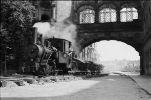 Enttrümmerung im Stadtkern : Dresden-Altstadt. Trümmerbahn zwischen den Ruinen von Schloß und Taschenbergpalais