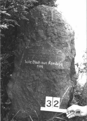 Grabstein 29 (Index: 99805413) Material: Granit Zustand: gut Maße HxBxT: 116x57x38 cm Beschreibung: grob stelenhaft behauener Stein: Grabstein 29