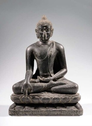 Sitzender Buddha in Erdanrufungsgestus (Bhumisparshamudra)