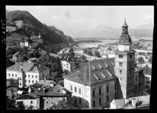 Österreich, Hallein. Blick auf Pfarrkirche und über Hallein mit Tennengebirge