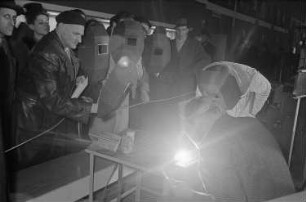 Messebesucher im Ausstellungspavillon der Tschechoslowakei bei der Vorführung eines Schweißgerätes