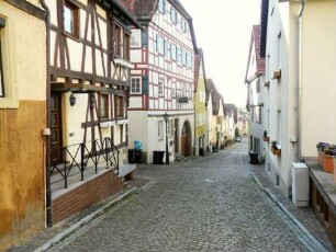 Stadtbild-Schloßstraße - Häuser 50 und 52 (trauf- und giebelständige Fachwerkhäuser in Riegelbauweise auf steinernem Stock) in Übersicht