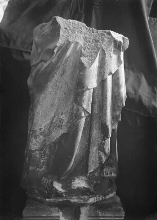 Fragment einer Statue aus der Pariser Sainte Chapelle
