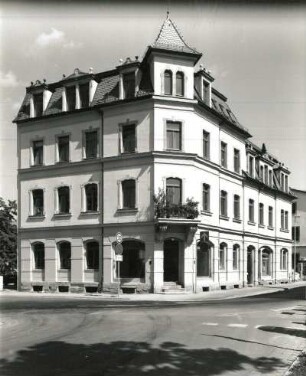 Radebeul, Altkötzschenbroda 28. Wohnhaus mit Laden (um 1895). Eckansicht mit Fassade Gradsteg