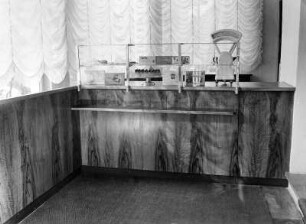 Handwerksausstellung München, 8.6. 1951. Verkaufstheke