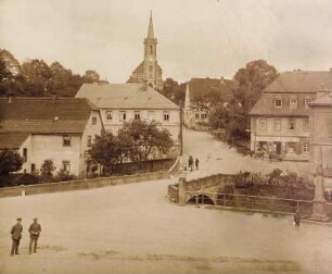 Berggießhübel (Bad Gottleuba-Berggießhübel). Markt mit Postmeilensäule. Blick über die Gottleuba mit Straßenbrücke zur Pfarrkirche (1875/1876; H. Altendorff)