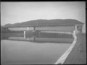 Bahnbrücke über Fluss (evtl. Donaubrücke in Tuttlingen)