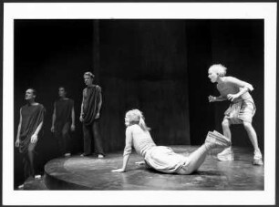 Bild einer Szene aus "Antigone", einer Studio-Inszenierung an der Hochschule für Schauspielkunst