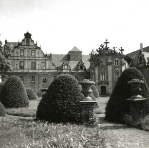 Vitzenburg (Kreis Querfurt). Schloss (Krankenhaus). 16. und 18. Jahrhundert (N. Delitzscher). Hofseite mit Park