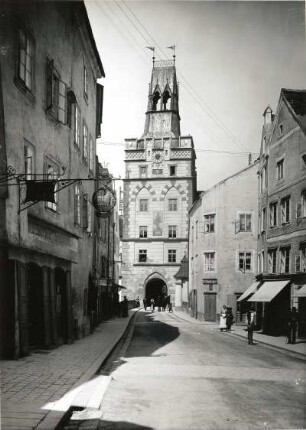 Braunau am Inn, Salzburger Tor : Braunau am Inn. Straßenbild mit Blick auf die Feldseite des Salzburger Tores vor der Einmündung Färbergasse