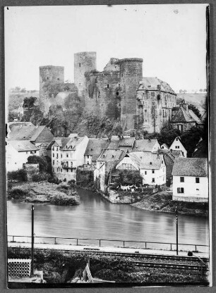 An der Lahn steht die Burg Runkel