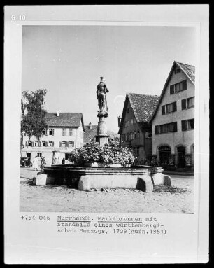 Marktbrunnen mit dem Standbild eines württembergischen Herzogs