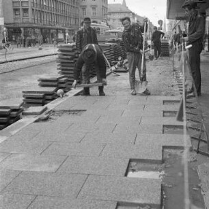 Verlegung neuer Platten auf den Gehwegen in der Kaiserstraße.
