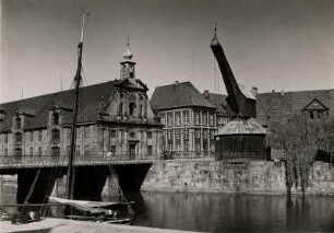 Hansestadt Lüneburg. Ansicht des historischen Hafenkrans im ehemaligen Ilmenau-Hafen. Im Hintergrund das alte Kaufhaus, ein Speichergebäude