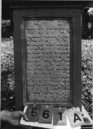 Grabstein 561 (Index: 99791000) Maße HxBxT: 148x58x52 cm Symbolik: nach unten gehaltene Fackeln: Grabstein 561A
