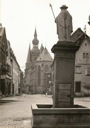 Sankt Wendel. Blick zur Wallfahrtskirche mit dem Wendelinusbrunnen
