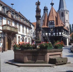 Michelstadt. Marktplatz mit Rathaus (1484 erbaut) und Marktbrunnen