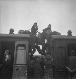 Leipzig. Hauptbahnhof. Überfüllter Personenzug (Hamsterzug)