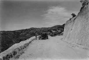 Straßenansicht : Blick über die Abfahrtsstraße von Aïn El Hammam nach Azazga.