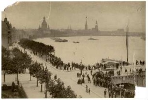 Dresden, Blick über Albertbrücke und Terrassenufer auf Altstadt und Elbe.