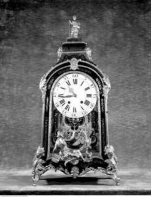 Uhr mit figürlichem Schmuck