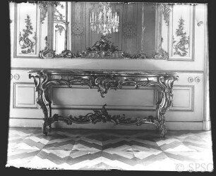 Potsdam, Neues Palais, Tressenzimmer, R.: 163, Ostwand, Spiegel und Konsole.
