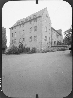 Frohburg. Schloß (Baubeginn 1544, Umbau 1. H. 18. Jh.). Ansicht von Südwest