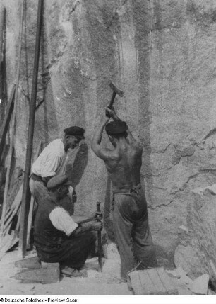 Elbsandsteingebirge, Steinbruchbetrieb : Elbsandsteingebirge. Ausschlagen von Sprenglöchern im Stockwerk