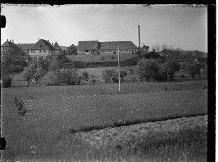 Gutshof, Gesamtansicht; dahinter Schornstein des Kesselhauses