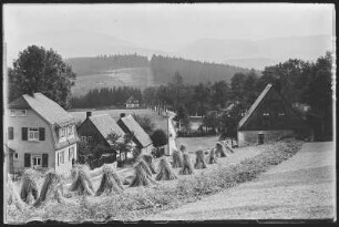 Burkhardtsgrün. Blick von Burkhardtsgrün zum Auersberg