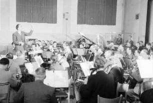 Donaueschingen: Donaueschinger Musiktage; Hans Rosbaud dirigiert das Südwestfunkorchester