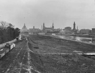 Dresden-Neustadt. Blick von der Marienbrücke über die Elbwiesen und den Fluss auf die Altstadt